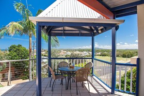 Outdoor dining - Clubyamba Luxury Hilltop Villas (Yamba)
