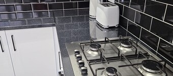 Spacious 4-Bed House Near Manchester and Trafford Centre, Free Parking & WiFi