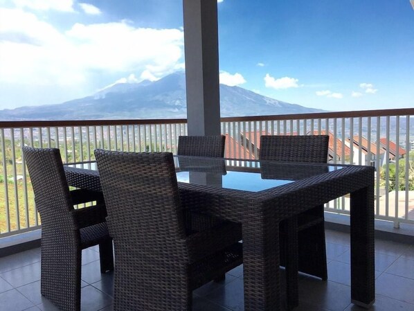 Outdoor dining - The Villaku Batu (Batu)