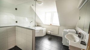 Bathroom - Löwenplatz Apartment Near Station by Airhome (Zürich)