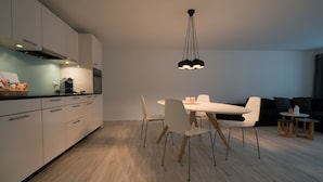 Dining - Paradeplatz Apartment by Airhome (Zürich)