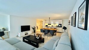 Living area - Paradeplatz Apartment by Airhome (Zürich)