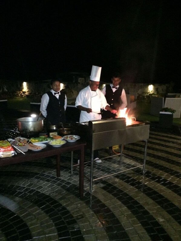 Outdoor dining - Villa Mount Royal (Nuwara Eliya)
