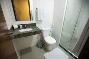 Un baño con lavamanos, inodoro y ducha.