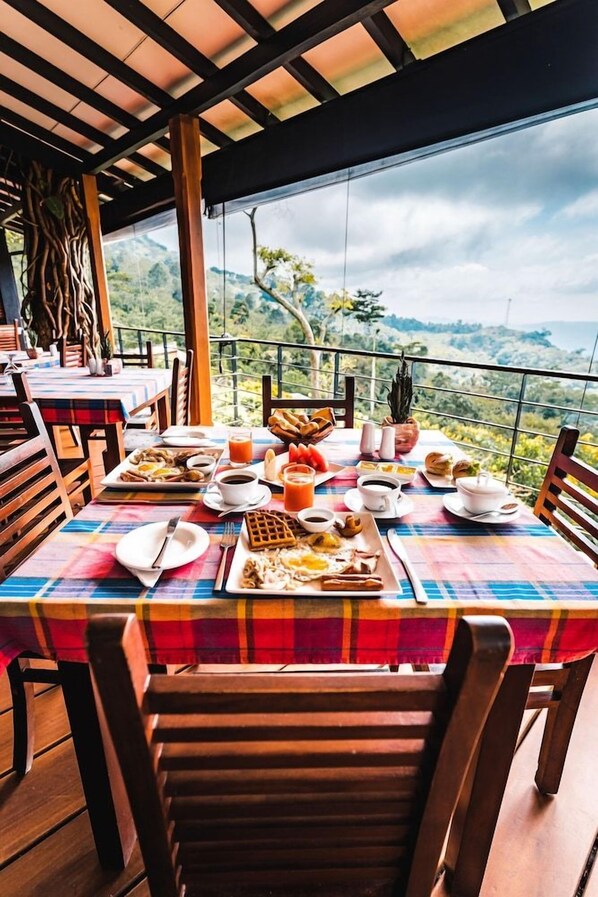 Outdoor dining - Melheim Haputale (Beragala)