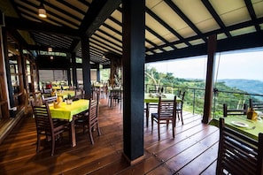 Outdoor dining - Melheim Haputale (Beragala)