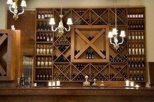 Una bodega con estanterías de madera y una vitrina central en forma de cruz.