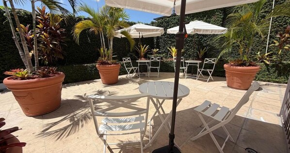 Outdoor dining - Qué Chévere (Rincon)