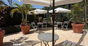 Outdoor dining - Qué Chévere (Rincon)