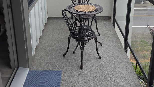 Outdoor dining - Beachfront studio condo with kitchen - Okanagan Lake (Vernon)