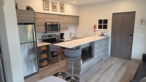 Fridge, microwave, oven, stovetop - Beachfront studio condo with kitchen - Okanagan Lake (Vernon)