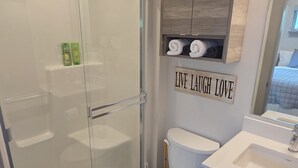 Shower, hair dryer, towels, soap - Beachfront studio condo with kitchen - Okanagan Lake (Vernon)