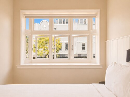 Tudor Hotel Redfern