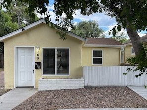 A single-story house with a white door, a mailbox, and a number sign '709' on the wall. - Perfect 1-bed house near downtown and Garden of the Gods Pet Friendly (Colorado Springs)