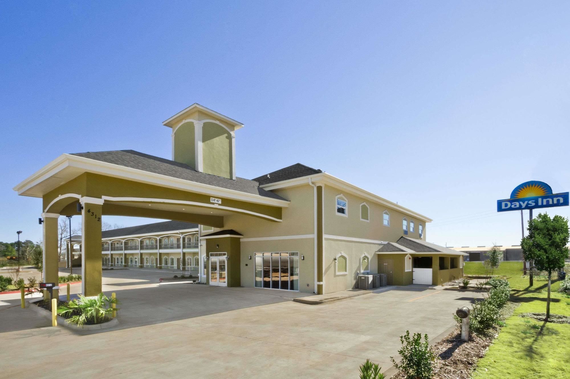 A Days Inn hotel with a covered entrance, a central tower, and a parking lot.
