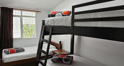 Whole farmhouse near Pereira: private pool, BBQ, soccer field, sleeps 30