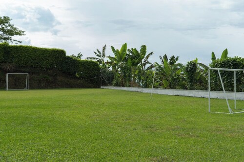 Whole farmhouse near Pereira: private pool, BBQ, soccer field, sleeps 30