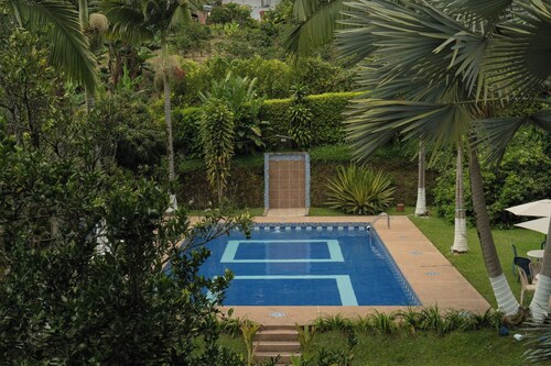 Whole farmhouse near Pereira: private pool, BBQ, soccer field, sleeps 30