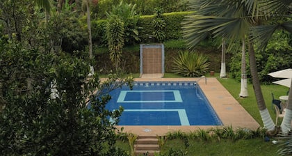 Whole farmhouse near Pereira: private pool, BBQ, soccer field, sleeps 30