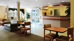 Lobby - Microtel Inn By Wyndham Parry Sound (Parry Sound)