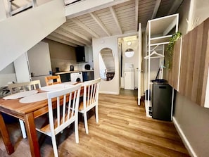 A compact living space with a dining area, kitchenette, and a small entryway. - Apartment Sleeps 4 Near Station (Purley)