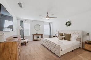 Une chambre à coucher avec un grand lit, un bureau et une chaise.