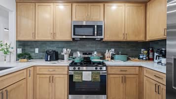 Coffee/tea maker, fridge, microwave, oven