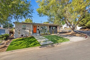 A single-story house with a well-maintained lawn, a driveway, and a mailbox. - Gated Yard, King Bed, Parking, Ranch-Style La Mesa (La Mesa)