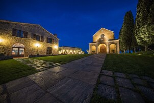 Un edificio de piedra con una entrada central en arco y una construcción más pequeña a la izquierda.