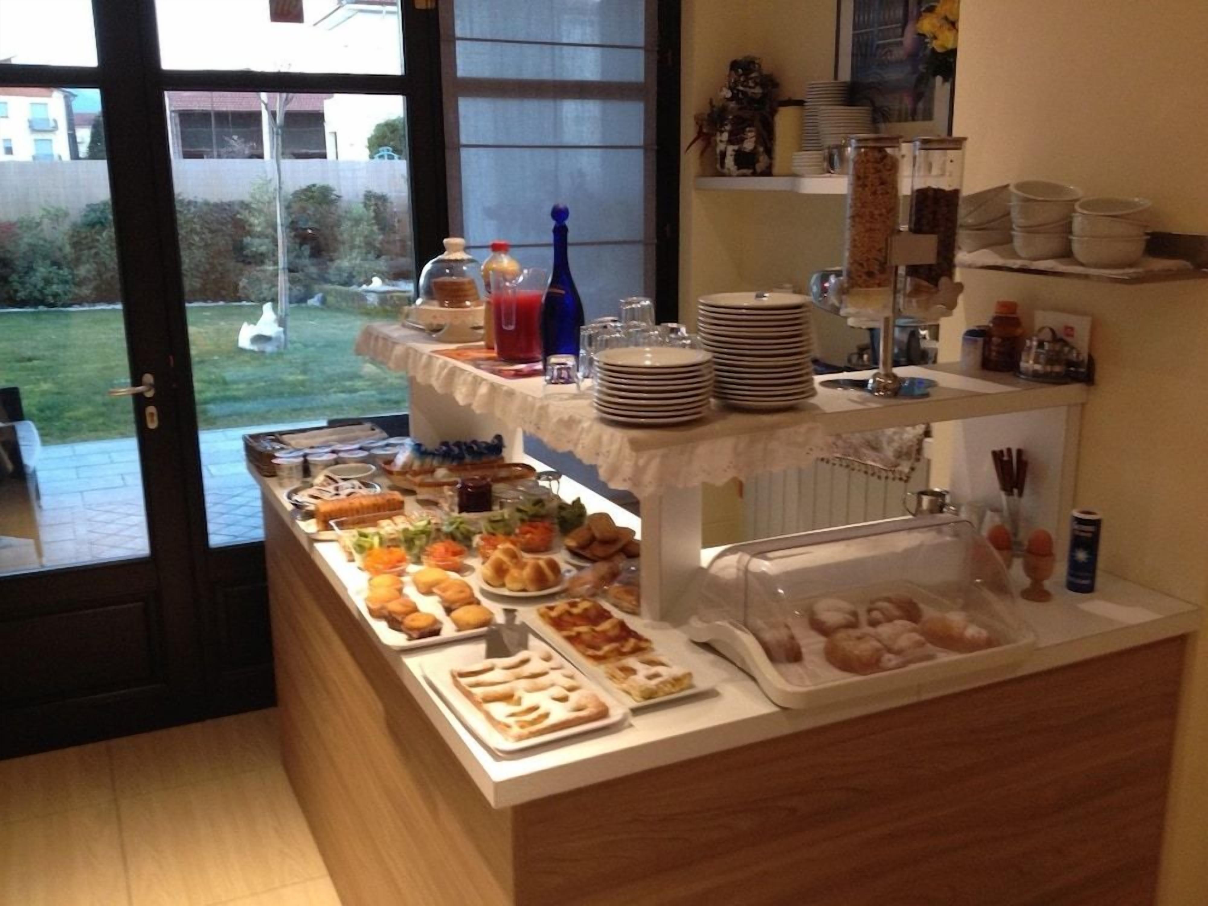 Ein reichhaltiges Buffet mit verschiedenen Speisen und Beilagen.