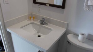 Bathroom - Save Inn Kincardine (Kincardine)