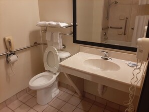 Bathroom - Baymont Inn And Suites Carthage (Carthage)