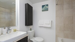 Unclassified image, 3 of 10, button - Skyline Suite Near CN Tower Downtown (Toronto)