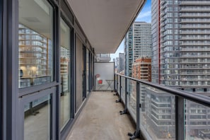 A balcony with a view of high-rise buildings. - Downtown Retreat Near Union Station (Toronto)
