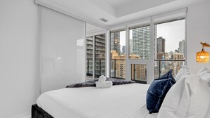 Unclassified image, 4 of 10, button - Downtown Retreat Near Union Station (Toronto)