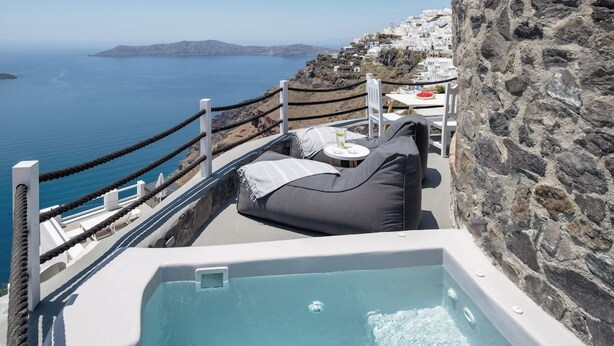 Outdoor spa tub - Windmill Luxury Villa (Santorini)