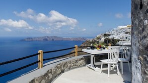Outdoor dining - Windmill Luxury Villa (Santorini)