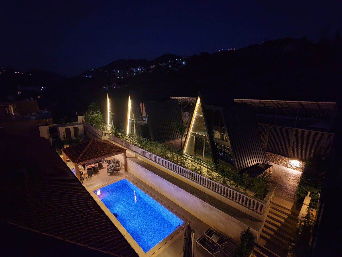 Zona de piscina con vistas despejadas del paisaje circundante y una estructura de edificio moderna.