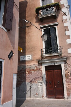A building facade with a sign reading 'Calle Del Campaniel,' a street sign, and a door with a number '1789' above it. - Polo's Treasures (Venice)