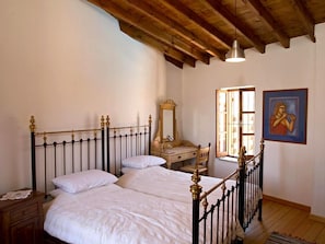 Unclassified image, 3 of 35, button - Porfyrios Country House (Choirokoitia)