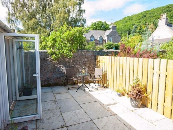Outdoor dining - Glenernan Self Catering Cottages (Ballater)