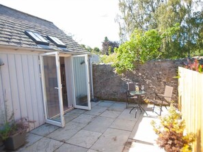 Outdoor dining - Glenernan Self Catering Cottages (Ballater)