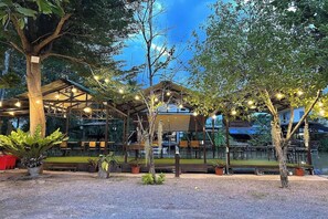 Outdoor dining - Ban Ruen Ton Num (Amphawa)