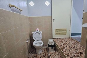 Bathroom - Ban Ruen Ton Num (Amphawa)