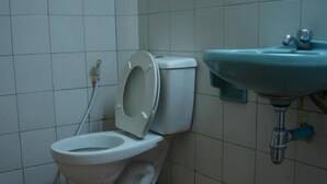 A bathroom with a toilet and a sink. - B&B House & Hostel (Krabi)