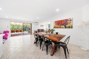 Dining - 3 bedroom house in Lisarow with swimming pool, close to M1, train station (Lisarow)