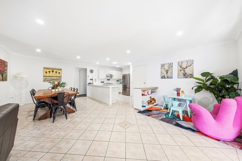 3 bedroom house in Lisarow with swimming pool, close to M1, train station