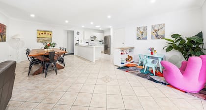 3 bedroom house in Lisarow with swimming pool, close to M1, train station