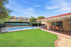 Pool - 3 bedroom house in Lisarow with swimming pool, close to M1, train station (Lisarow)