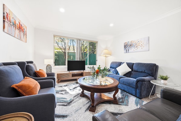 Unclassified image, 1 of 22, button - 3 bedroom house in Lisarow with swimming pool, close to M1, train station (Lisarow)